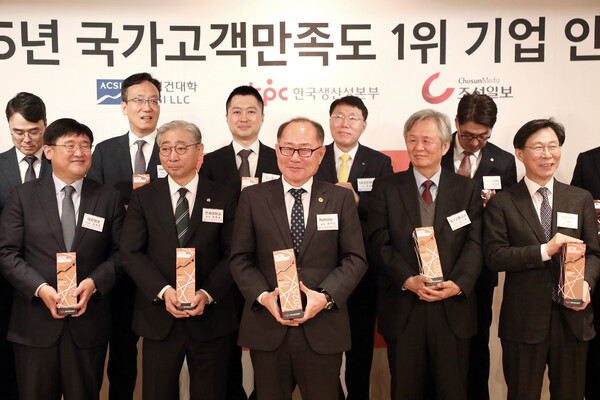 이재용 총장(가운데)이 인증식에서 기념사진을 촬영하고 있다. [사진=영남이공대]