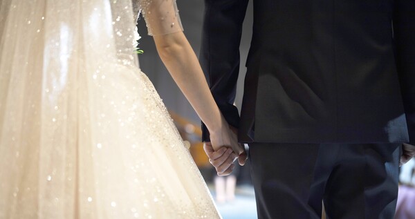 기업 간, 혹은 일반 가정과의 결혼이 늘어나며 혼맥 네트워크의 축이 ‘권력 중심’에서 ‘이해와 공감 중심’으로 무게중심이 옮겨가는 추세다. [사진 = 유토이미지, 뉴시스]