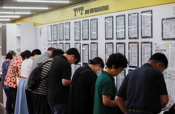 서울 마포구 서부고용복지플러스센터 일자리 게시판 앞에서 구직자들이 이력서를 작성하고 있다. [기사와 관련없음. 뉴시스]