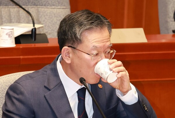 물마시는 정성호 법무부장관. 뉴시스