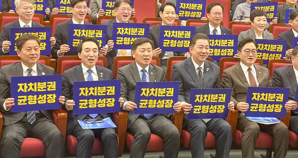 전북도가 지난 13일 국회도서관 대강당에서 열린 더불어민주당 국가균형성장특별위원회 출범식에서  ‘3특의 중심지’로서 국가균형성장의 미래를 주도하겠다는 미래상을 제시해 눈길을 끌었다.