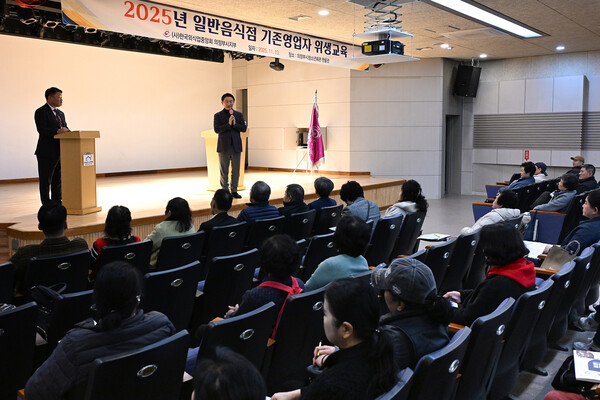 김동근 시장이 11월 13일 ‘2025년 일반음식점 영업자 위생교육’에서 인사말을 하고 있다.​