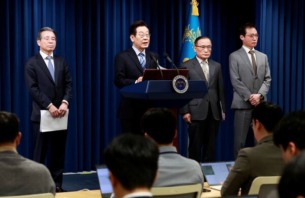 이재명 대통령이 11월 14일 서울 용산 대통령실에서 한·미 간 관세·안보 합의를 문서화하는 '조인트 팩트시트(JFS·합동설명자료)' 관련 발표를 마친 뒤 질문에 답변하고 있다.[뉴시스]