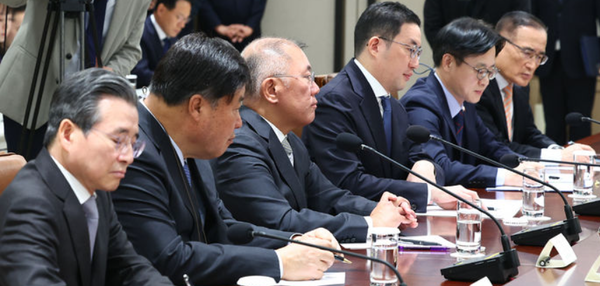 참모진과 재계 총수들이 16일 서울 용산 대통령실 청사에서 열린 한미 관세협상 후속 민관 합동회의에서 이재명 대통령의 발언을 듣고 있다. [대통령실통신사진기자단/ 뉴시스]