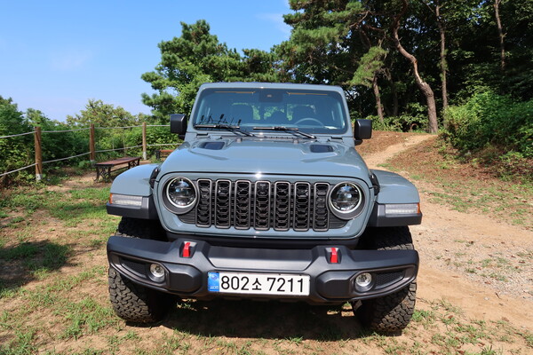 지프 뉴 글래디에이터 정면 [이정하 자동자전문기자]