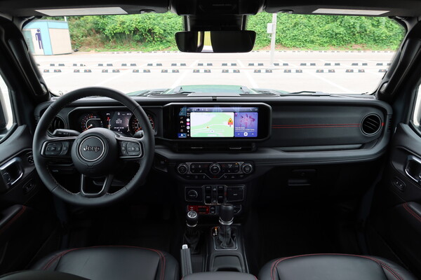 지프 뉴 글래디에이터 1열과 센터페시아 [이정하 자동자전문기자]