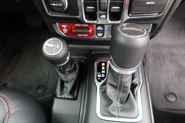 지프 뉴 글래디에이터 기어 [이정하 자동자전문기자]