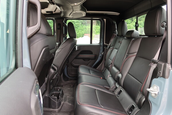 지프 뉴 글래디에이터 2열 [이정하 자동자전문기자]