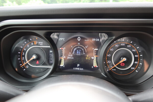 지프 뉴 글래디에이터 계기판 [이정하 자동자전문기자]