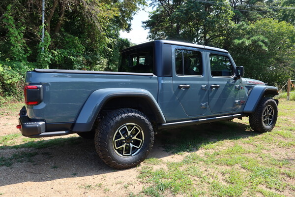 지프 뉴 글래디에이터 후측면 [이정하 자동자전문기자]