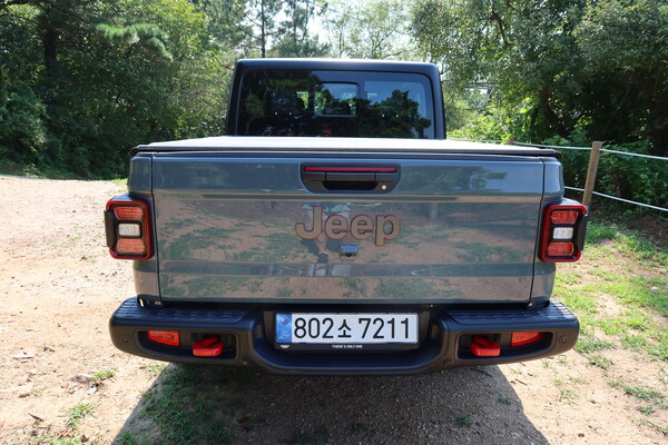 지프 뉴 글래디에이터 후면 [이정하 자동자전문기자]