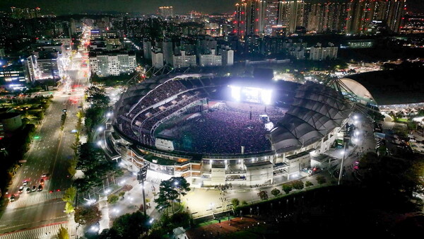 공연 열기로 가득찬 고양종합운동장 전경