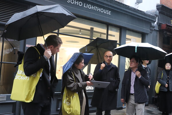김병수 시장이 런던의 대표적 문화예술거리인 소호거리를 찾아 도시재생 성공 비결과 특징을 살피고 있다.