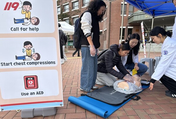 간호대학 서은혜 교수가 심정지 응급상황시 CPR 방법을 설명하고 있다. [사진=계명대 동산병원]
