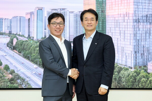 오른쪽)이동환 고양특례시장과 김유원 네이버클라우드 대표이사