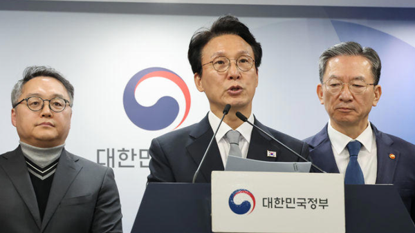 김민석 국무총리가 18일 서울 종로구 정부서울청사에서 열린 '론스타' ISDS 취소 신청 관련 긴급 브리핑에서 국제투자분쟁해결센터(ICSID)의 론스타 ISDS 취소위원회로부터 대한민국 승소 결정을 선고받았다고 발표하고있다. [뉴시스]