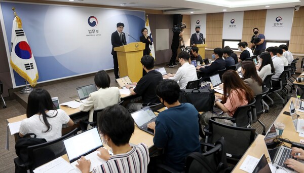 한동훈 법무부 장관이 2022년 8월 31일 오후 경기도 과천시 정부과천청사 법무부에서 론스타 국제투자분쟁(ISDS) 사건 판정 선고와 관련해 브리핑을 하고 있다. [뉴시스]