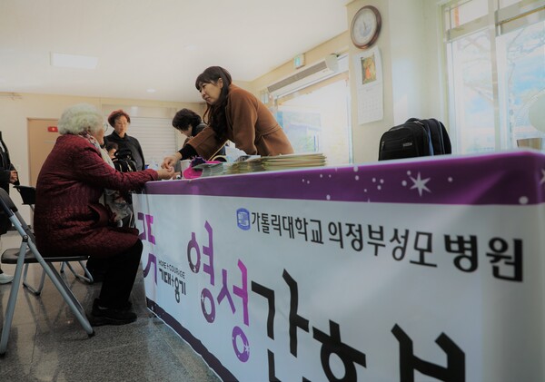 건강강좌 무료혈당검사 모습. / 사진 제공=