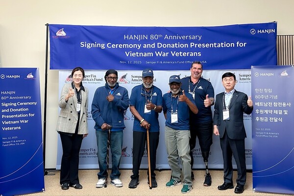 한진 경영진이 미국 캘리포니아 현지에서 한진–SFAF 정기 후원 약정식을 진행하고 기념사진 포즈를 취하고 있다. 왼쪽 첫 번째 한진 조현민 사장, 오른쪽 첫 번째 한진 노삼석 대표이사 사장. [제공 : 홍보팀]