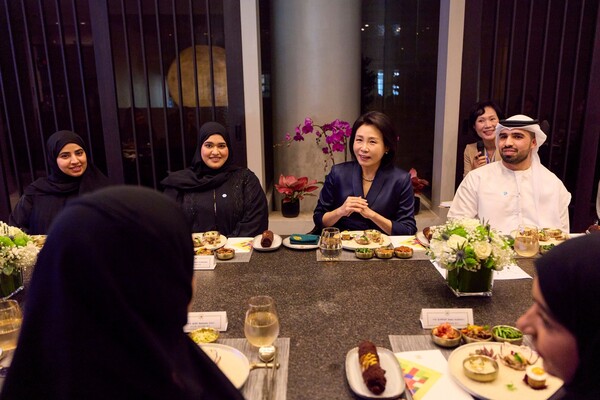 이재명 대통령과 함께 아랍에미리트(UAE)를 방문 중인 김혜경 여사가 11월 18일(현지 시간) 아부다비 한식당에서 'UAE 소재 대학 한류동호회' 오찬 간담회를 하고 있다.[뉴시스]