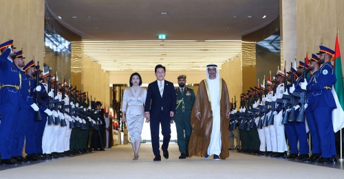 아랍에미리트(UAE) 국빈 방문 일정을 마친 이재명 대통령과 김혜경 여사가 11월 19일(현지 시간) 아부다비 왕립공항에서 이집트 카이로로 출발하기 위해 공군 1호기로 향하고 있다. [뉴시스]