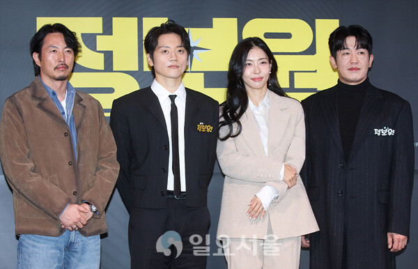 영화 정보원 언론시사회에 참석한 김석 감독과 주요출연배우 조복래-서민주-허성태