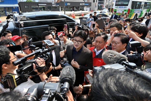 취재진에 둘러싸인 한동훈 전 대표[뉴시스]