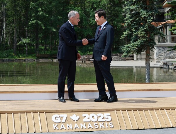이 대통령 G7 정상회의 참석해 캐나다 총리와 악수를 나누고 있다. 뉴시스