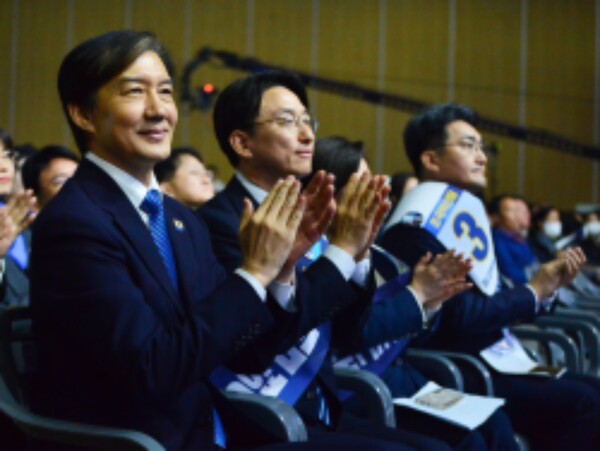 11월 23일 충북 청주 오스코에서 열린 조국혁신당 2025전국당원대회에서 조국 당대표 후보와 최고위원 후보자들이 박수를 치고 있다. [뉴시스]