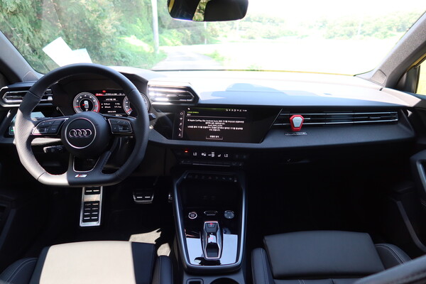 더 뉴 아우디 A3 운전석과 센터페시아 [이정하 자동차전문기자]