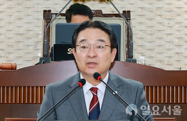 황규철 옥천군수가 24일 옥천군 의회에서 내년 예산안에 대새 설명하고 있다. [사진 = 육심무 기자]