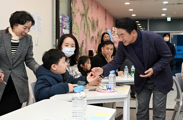 김동근 시장이 11월 21일 문예숲 커뮤니티센터 회룡역점에서 양성평등 교육 프로그램 참여 시민들과 소통하고 있다.