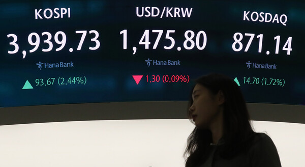 코스피가 전 거래일(3846.06)보다 96.30포인트(2.50%) 상승한 3942.36에 개장한 지난 24일 오전 서울 중구 하나은행 딜링룸 전광판에 지수가 표시 되고 있다. [뉴시스]