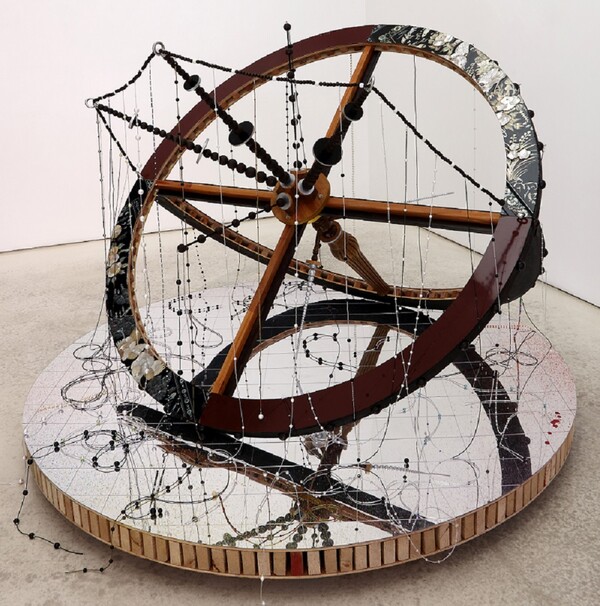 . 민성홍, , 수집된 오브제, 구슬, 나무에 채색, 아크릴 거울, 136×186×186 cm, 2022, 대전시립미술관 