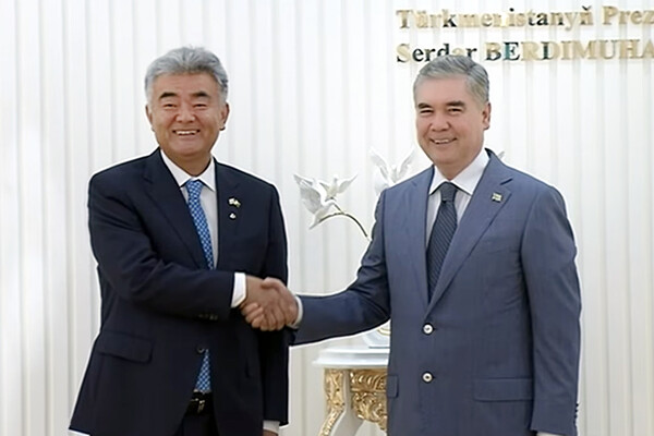 정원주 회장이 10월 14일 투르크메니스탄 최고지도자를 예방하고 있다. [제공 : 홍보팀]