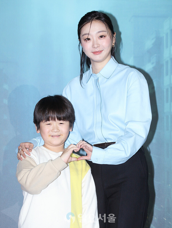 [IS포토] 권은성-김다미, 대홍수에서 '엄마와 아들'로~