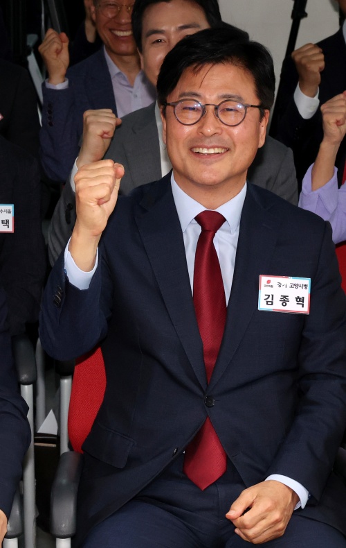 "나가라" vs "안 나간다"…김종혁 중징계 이후 <b>장동혁</b>·윤어게인과 친한...