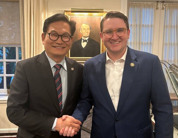 송영길 전 더불어민주당 대표가 4월 14일부터 6박 8일간의 미국 워싱턴DC 방문 일정 중 트럼프 전 대통령의 골프 파트너로 알려진 에디슨 맥도웰 노스캐롤라이나 지역구 연방하원의원과 만나 기념 촬영을 하고 있다. [송영길 전 대표 페이스북]