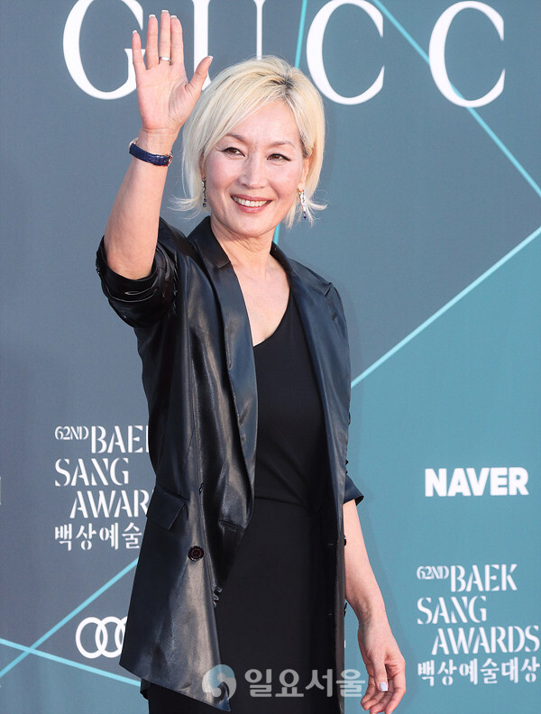 [IS포토|백상예술대상] <b>이혜영</b>, '기분좋은 손인사'