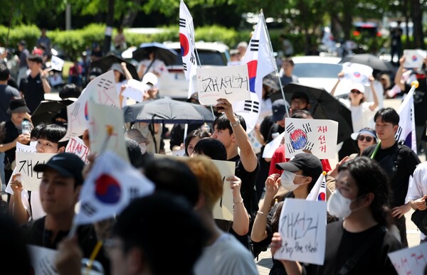 제9회 전국동시지방선거 투표용지 부족 사태에 항의하며 개표소 봉쇄 시위를 이어가는 시민들이 6월 6일 서울 송파구 올림픽공원 핸드볼경기장에 설치된 개표소 앞에서 재선거를 요구하고 있다.[뉴시스]