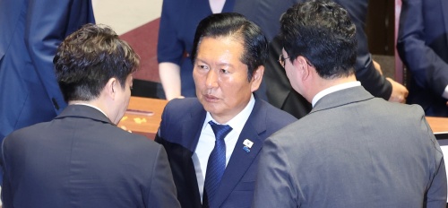 정청래 더불어민주당 대표가 6월 5일 오후 서울 여의도 국회에서 열린 본회의에서 개혁신당 이준석 대표, 천하람 원내대표와 대화를 하고 있다. [뉴시스]